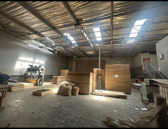 400M² WAREHOUSE TO LET IN LONGDALE